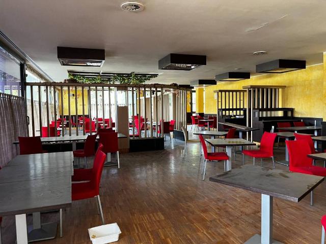 Locale Commerciale in vendita a Novate Brianza, Merate