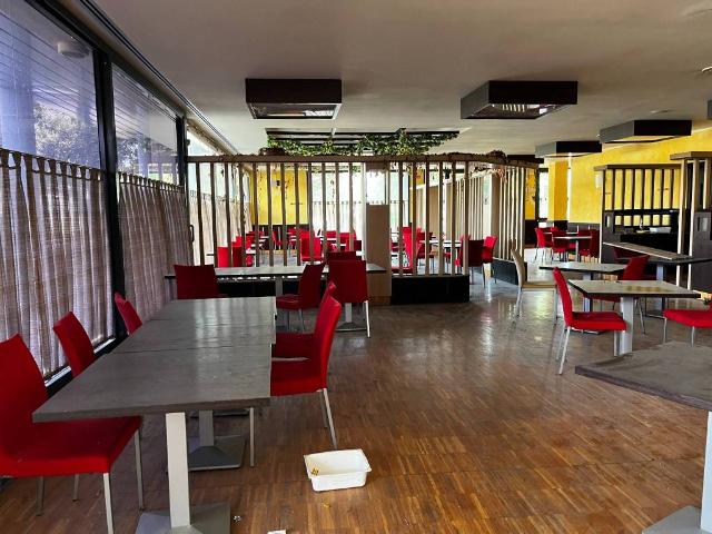 Locale Commerciale in vendita a Novate Brianza, Merate