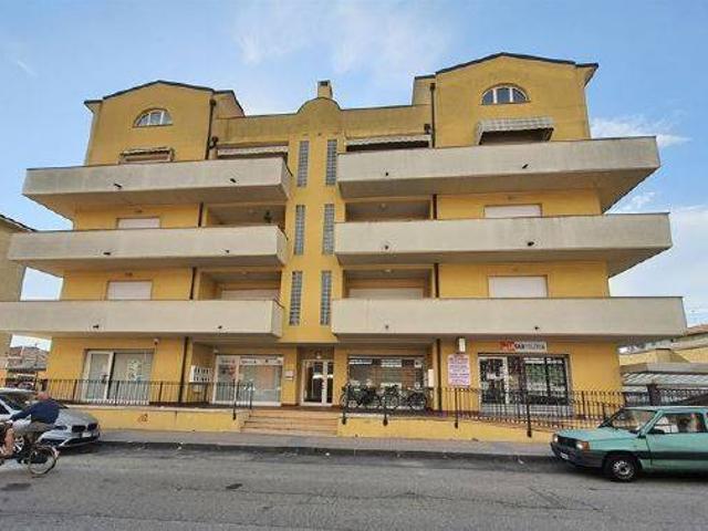 Locale Commerciale in vendita a Robbio, Lombardia