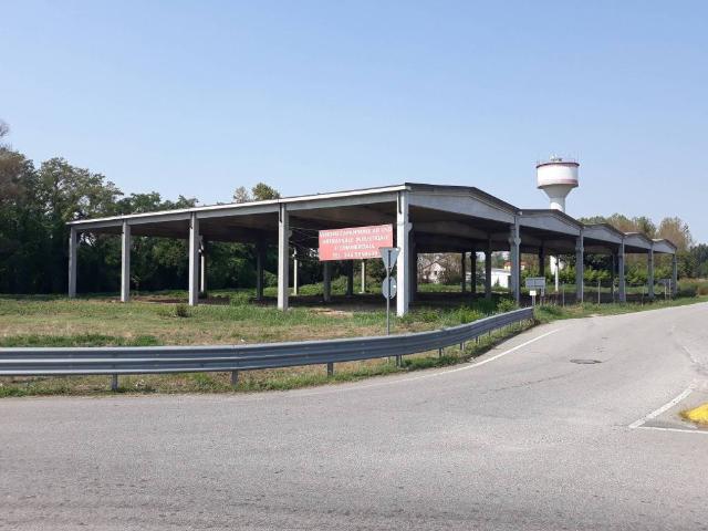 Locale Commerciale in vendita a Robbio, Lombardia