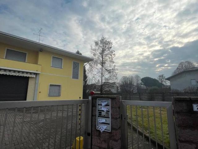 Locale Commerciale in vendita a Robecchetto Con Induno, Lombardia