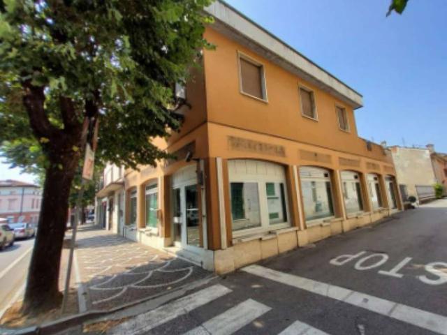 Locale Commerciale in vendita a Robecco D'oglio, Lombardia