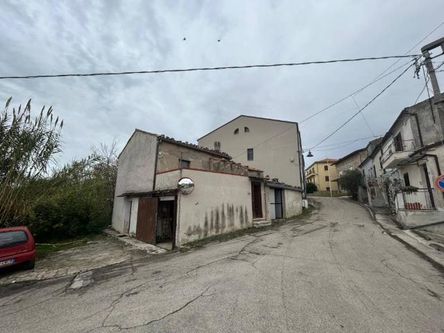 Locale Commerciale in vendita a Roccamontepiano, Abruzzo