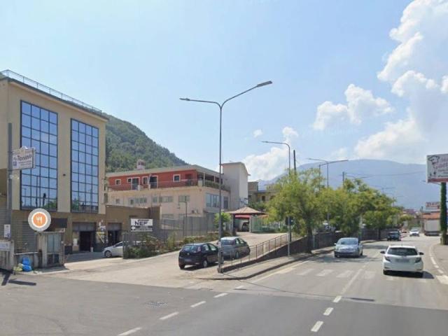 Locale Commerciale in vendita a Roccapiemonte, Campania