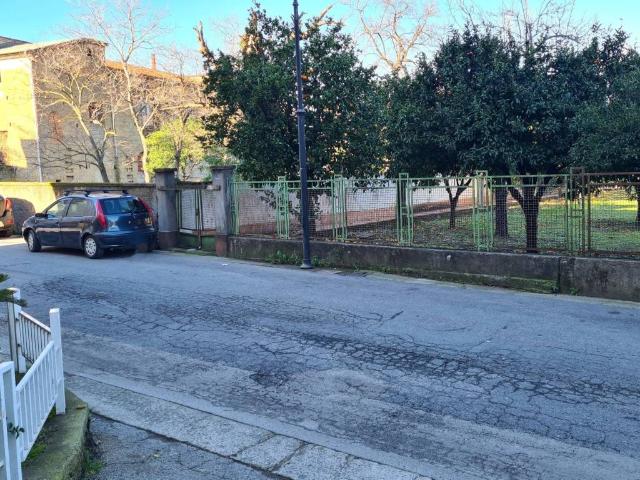 Locale Commerciale in vendita a Roccapiemonte, Campania