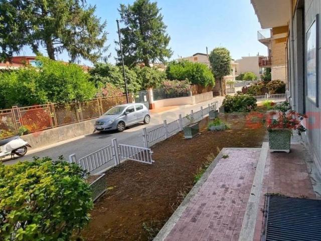 Locale Commerciale in vendita a Roccapiemonte, Campania
