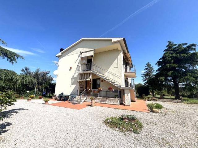 Locale Commerciale in vendita a Roccastrada, Grosseto