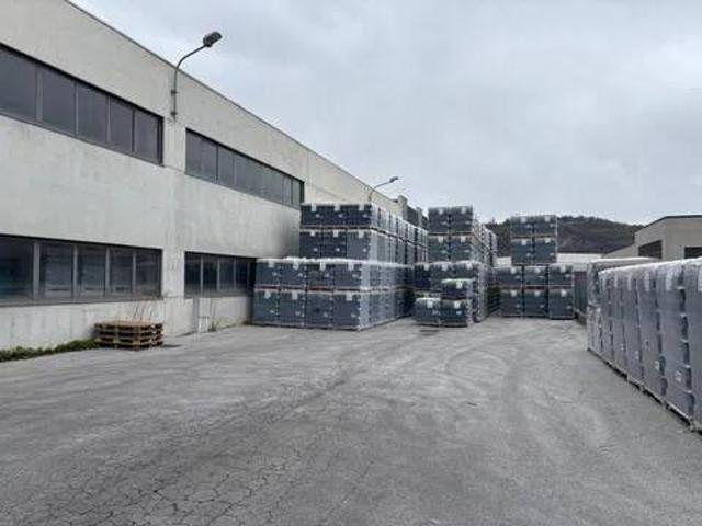 Locale Commerciale in vendita a Roccavignale