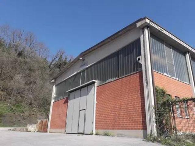 Locale Commerciale in vendita a Roccavignale