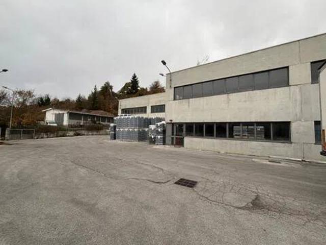 Locale Commerciale in vendita a Roccavignale