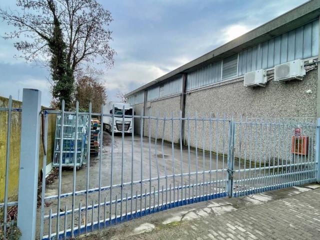 Locale Commerciale in vendita a Rodano, Lombardia
