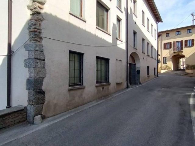 Locale Commerciale in vendita a Rogeno, Lombardia
