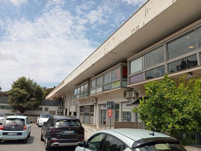 Locale Commerciale in vendita a Axa, Roma Capitale