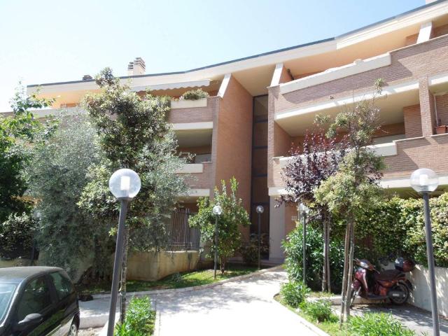 Locale Commerciale in vendita a Monte Migliore, Roma Capitale