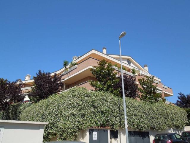Locale Commerciale in vendita a Monte Migliore, Roma Capitale