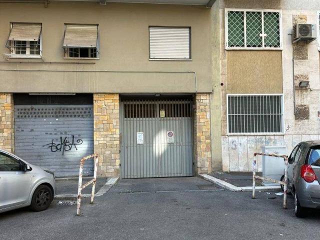 Locale Commerciale in vendita a Montagnola, Roma