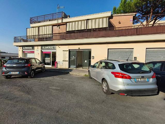 Locale Commerciale in vendita a Morena, Roma