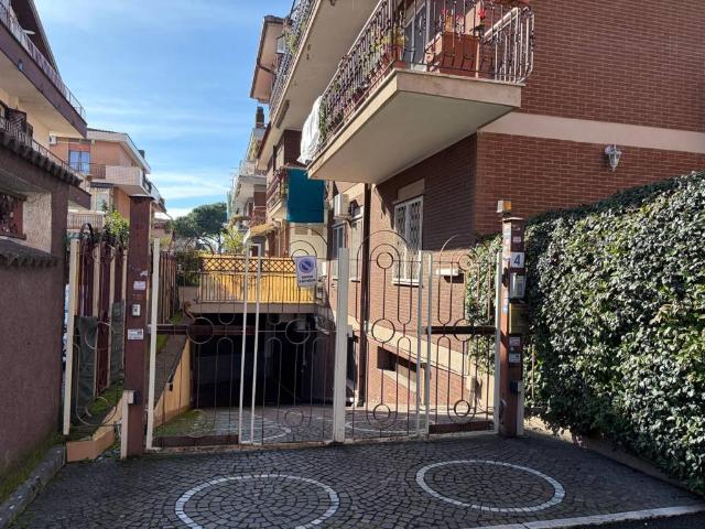 Locale Commerciale in vendita a Giardini Tor di Mezzavia, Roma Capitale