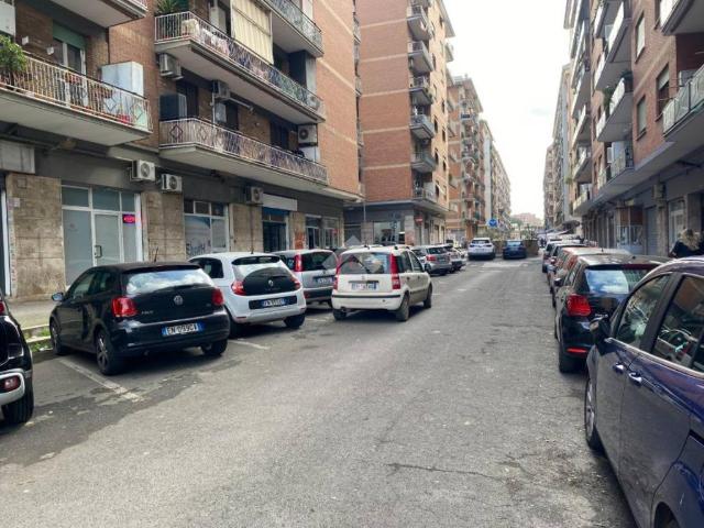 Locale Commerciale in vendita a Municipio Roma VII, Roma Capitale