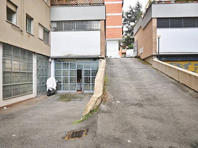 Locale Commerciale in vendita a Municipio Roma VIII, Roma Capitale