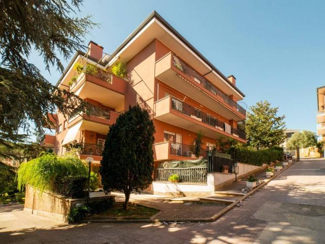 Locale Commerciale in vendita a Mostacciano, Roma Capitale