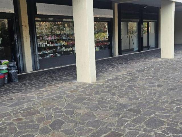 Locale Commerciale in vendita a Spinaceto, Roma Capitale