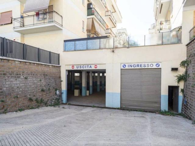 Locale Commerciale in vendita a Municipio Roma VI, Roma Capitale
