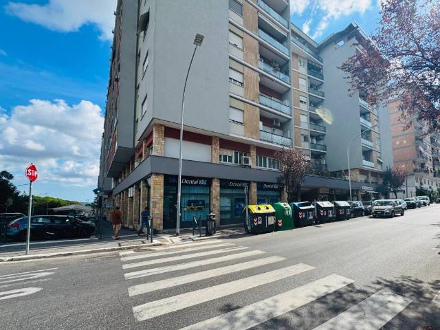 Locale Commerciale in vendita a Montagnola, Roma