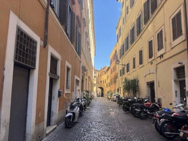 Locale Commerciale in vendita a Parione, Roma