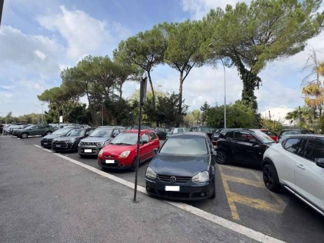 Locale Commerciale in vendita a Montagnola, Roma
