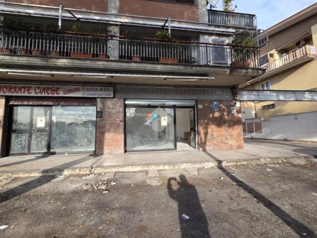 Locale Commerciale in vendita a Finocchio, Roma Capitale