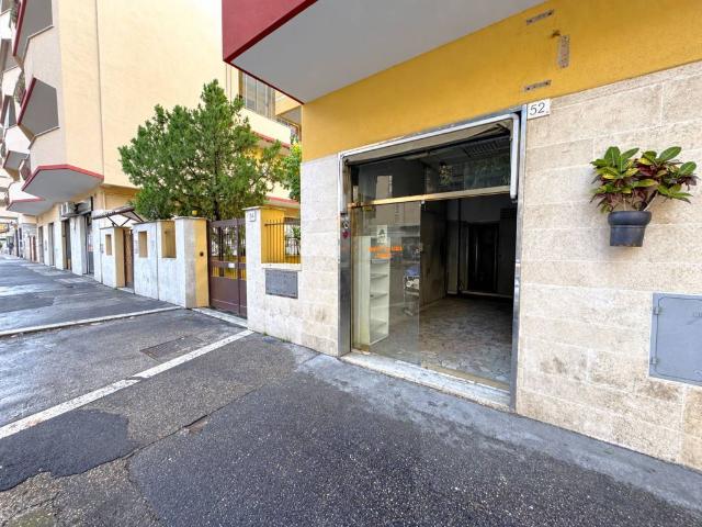 Locale Commerciale in vendita a Municipio Roma VII, Roma Capitale