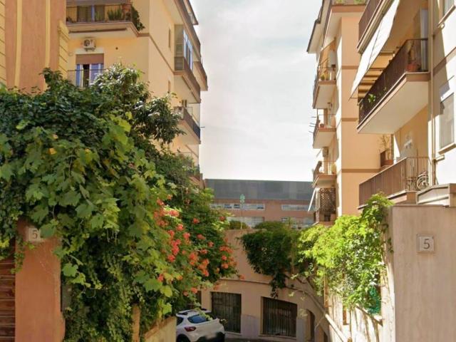 Locale Commerciale in vendita a Garbatella, Roma