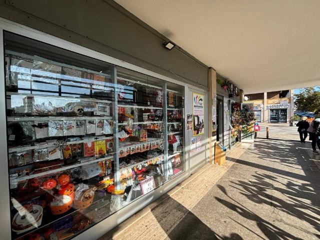 Locale Commerciale in vendita a Municipio Roma VIII, Roma Capitale