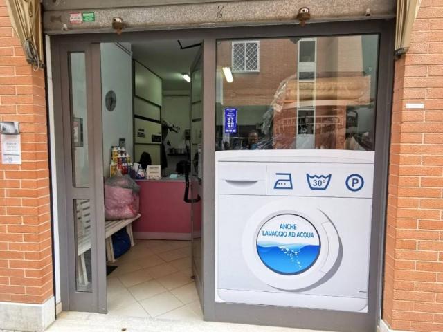 Locale Commerciale in vendita a Municipio Roma IX, Roma Capitale