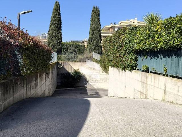 Locale Commerciale in vendita a Mostacciano, Roma Capitale