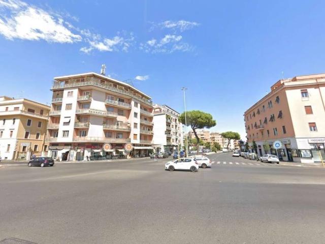 Locale Commerciale in vendita a Municipio Roma XIII, Roma Capitale