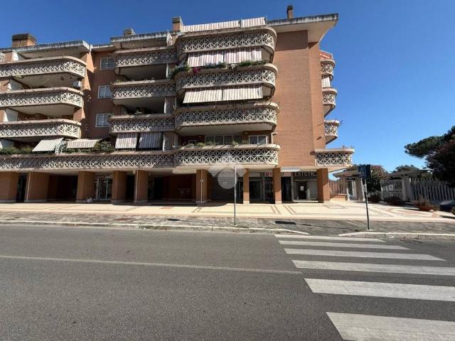 Locale Commerciale in vendita a Aurelio, Roma