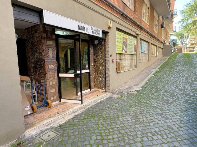 Locale Commerciale in vendita a Municipio Roma VII, Roma Capitale