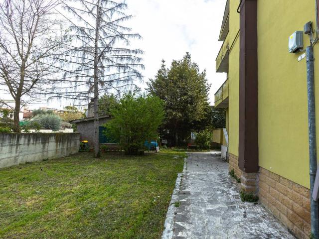 Locale Commerciale in vendita a Casal Bernocchi, Roma Capitale