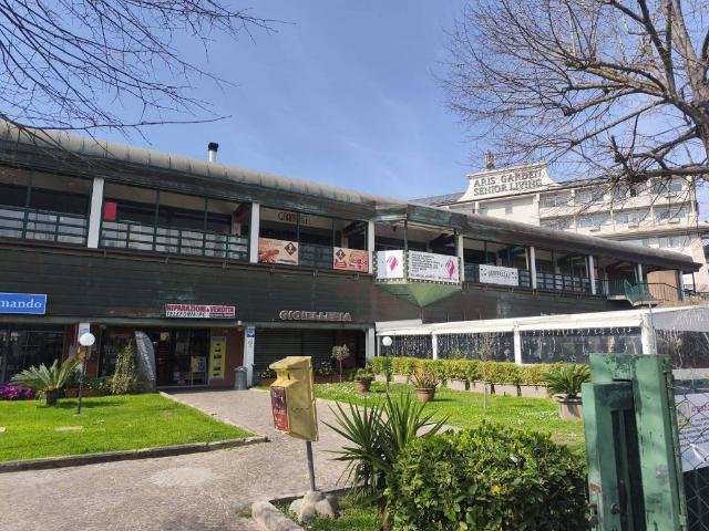 Locale Commerciale in vendita a Axa, Roma Capitale
