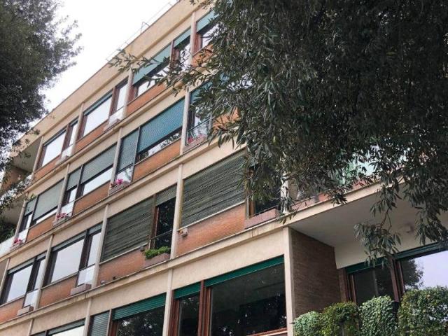 Locale Commerciale in vendita a Ripa, Roma