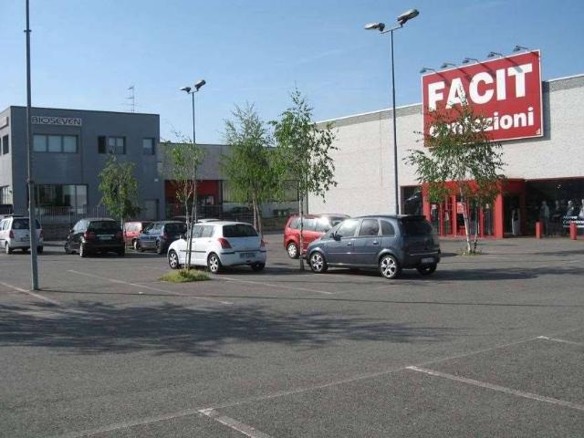 Locale Commerciale in vendita a Piemonte, Novara