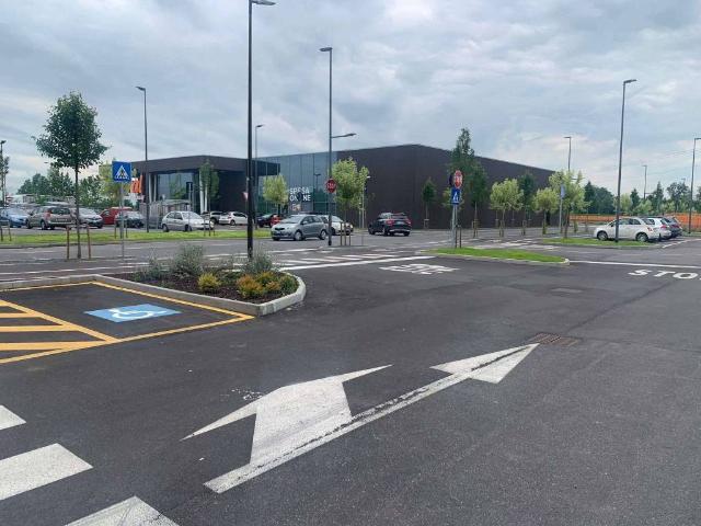 Locale Commerciale in vendita a Romano Di Lombardia, Lombardia