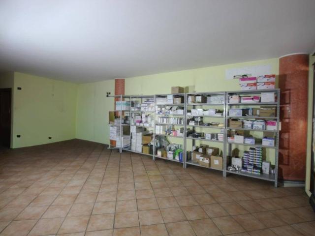 Locale Commerciale in vendita a Romano Di Lombardia, Lombardia
