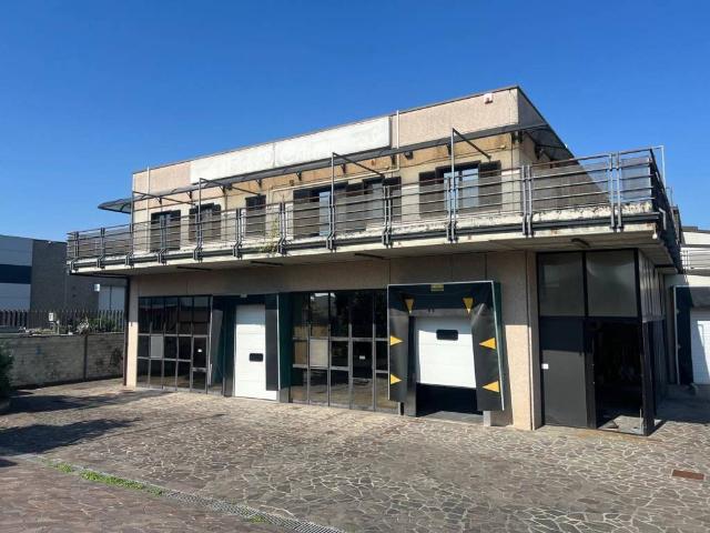 Locale Commerciale in vendita a Romano Di Lombardia, Lombardia