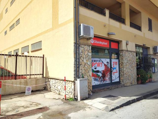 Locale Commerciale in vendita a Due Torri, Rometta