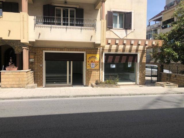 Locale Commerciale in vendita a Due Torri, Rometta