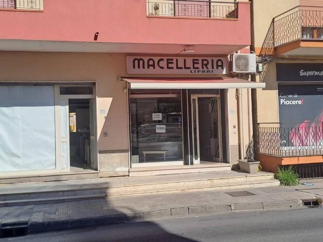 Locale Commerciale in vendita a Rometta, Messina