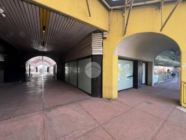 Locale Commerciale in vendita a Roncadelle, Lombardia